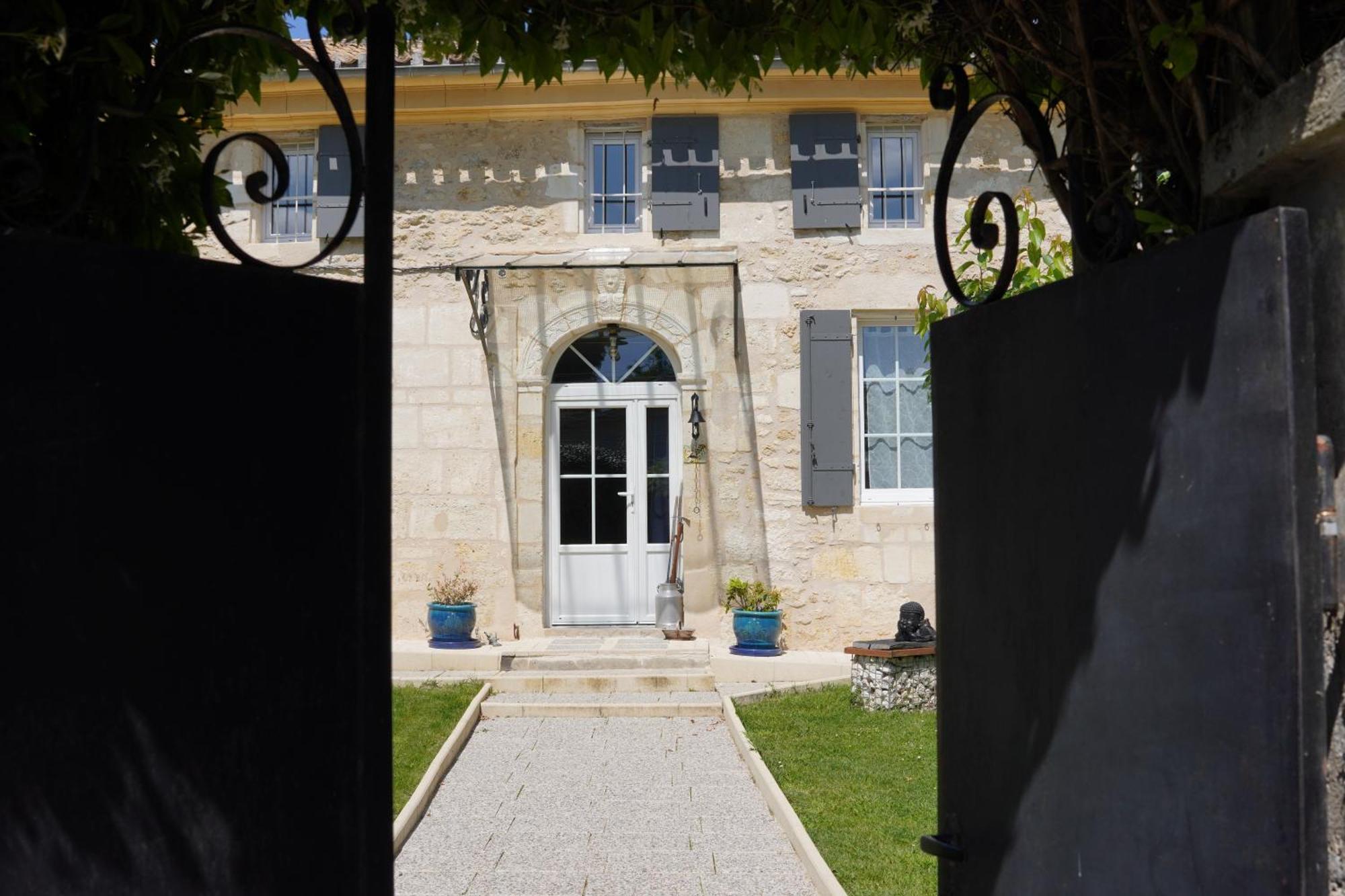 La Girondine Acomodação com café da manhã Galgon Exterior foto